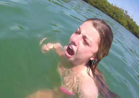 Garota se desespera ao se deparar com peixe-boi