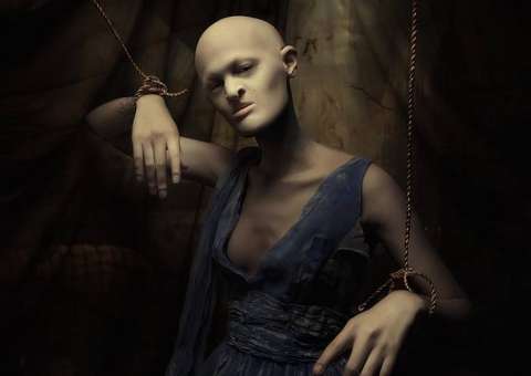 Modelo sem cabelos e dentes faz sucesso indo contra os padrões de beleza