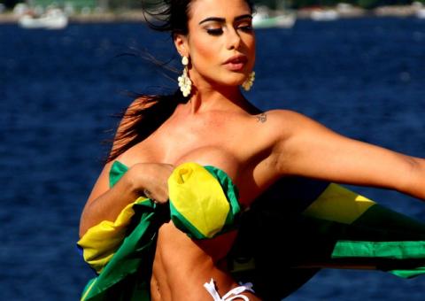  Ex de Neymar faz topless com a bandeira do Brasil