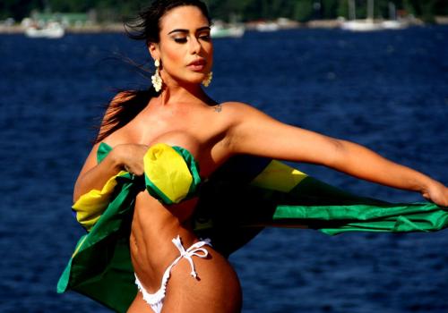  Ex de Neymar faz topless com a bandeira do Brasil