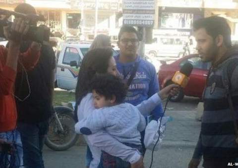 Repórter é discriminada ao fazer entrevista com filho no colo