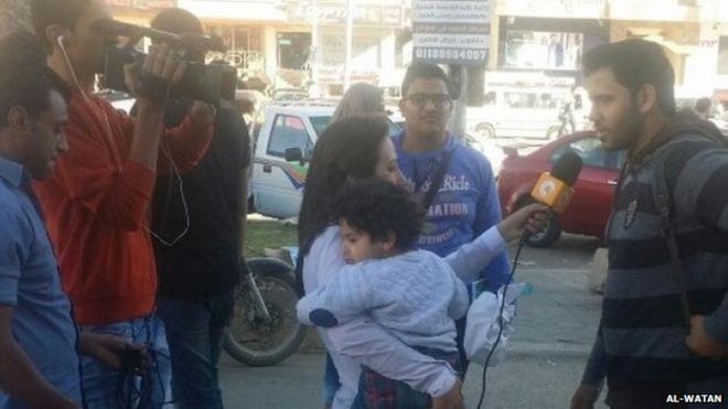 Repórter é discriminada ao fazer entrevista com filho no colo