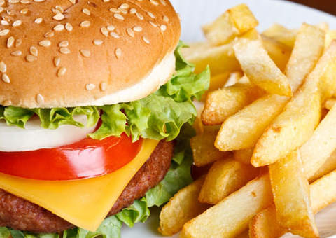 Mau humor gera apetite por comidas gordurosas