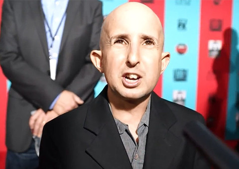 Ator de "American Horror Story" morre após ser atingido por retrovisor de carro