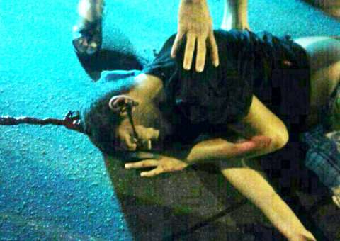 Motoqueiro faz gracinha em cima da moto, se desequilibra e quebra a cabeça no chão