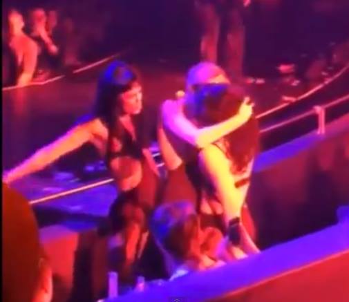 Veja Miley Cyrus Causando beijando mulheres em show de Britney Spears