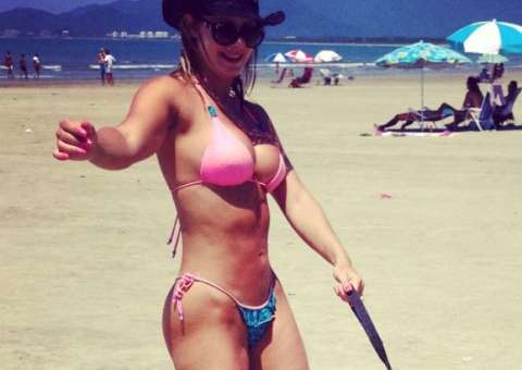 Ex-Legendete exibe corpo sarado no litoral paulista