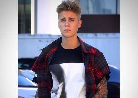 Justin Bieber se envolve em acidente de carro