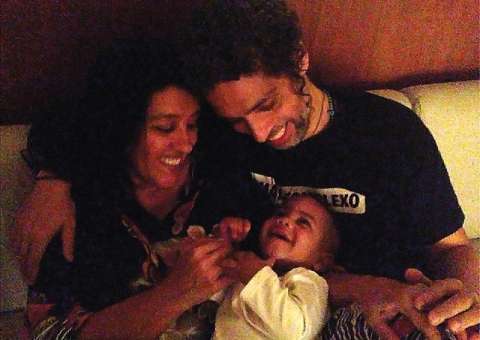  Ao lado do marido, Regina Casé mostra foto do filho recém adotado