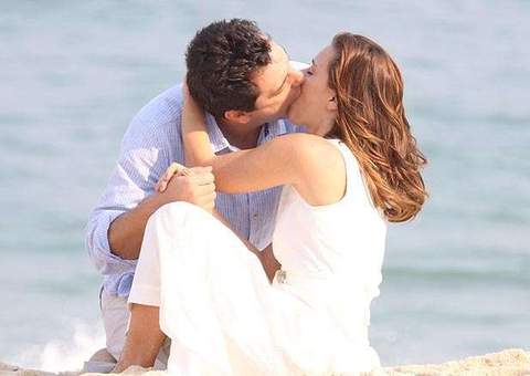 Carolina Dieckmann fala sobre cenas de beijo: “Às vezes a língua entra”