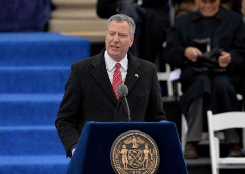 Prefeito de Nova York causa polêmica por violar código de trânsito