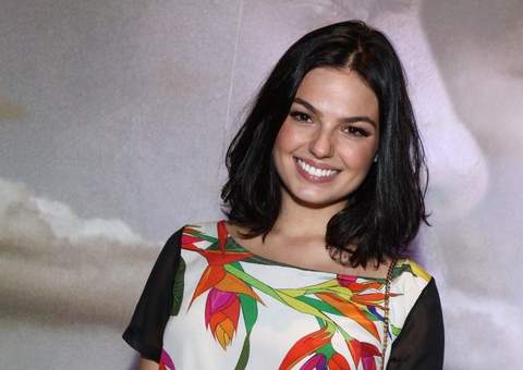 Isis Valverde posa sexy e filosofa nas redes sociais