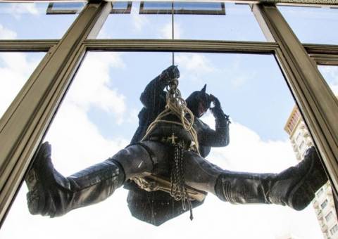 'Batman' é preso ao fazer rapel no prédio da Câmara