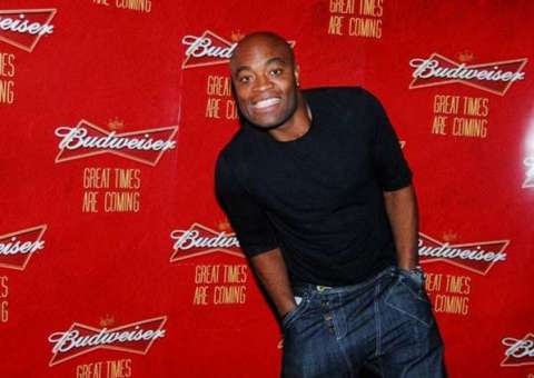 Médico de Anderson Silva diz que ele se recuperará em 9 meses