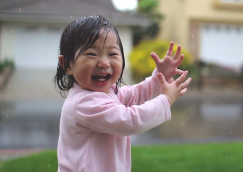 Veja a reação de uma criança ao ver a chuva pela primeira vez
