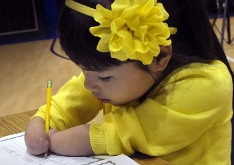 Menina que nasceu sem as mãos ganha prêmio de melhor caligrafia