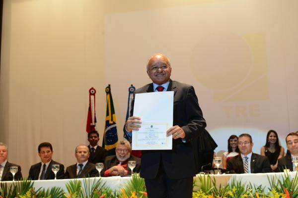 José Melo é diplomado pelo TRE-AM