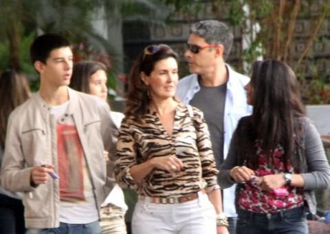  Fátima Bernardes e William Bonner passeiam com os trigêmeos no shopping