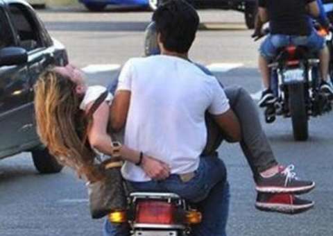 Miss venezuelana morre após ser baleada na cabeça durante protesto