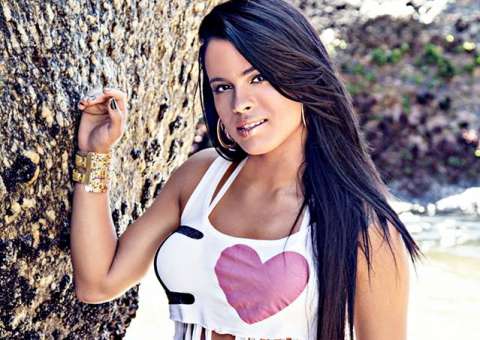 Poderosa, Kelly Farias deixa namorado chateado e exibe corpo em ensaio na praia