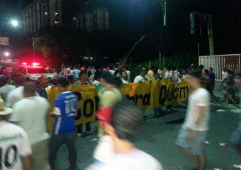 Saída da Arena é marcada por manifestação contra a Copa