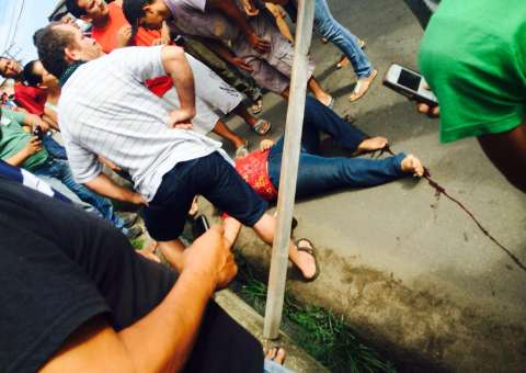 Ônibus tomba, motorista é arremessado na calçada e passageiros se jogam pelas janelas