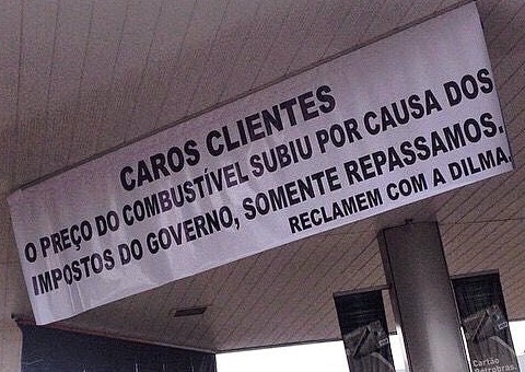 Para explicar alta do preço, posto põe uma faixa onde diz: "Reclame com a Dilma"