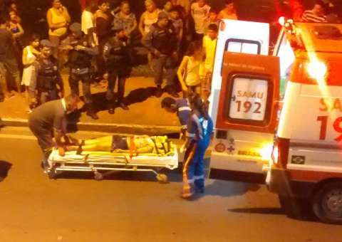 Carro perde o controle e cai em igarapé na Avenida Brasil