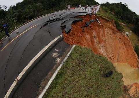 BR 174 é interditada após desabamento