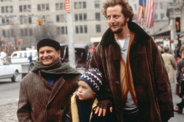 1992-joe-pesci-esq-e-daniel-stern-dir-voltam-a-interpretar-os-viloes-atrapalhados-em-esqueceram-de-mim-2-no-filme-harry-e-marv-encontram-kevin-mccallister-macaulay-culkin-em-nova-york-e-1472056780968_956x637.jpg