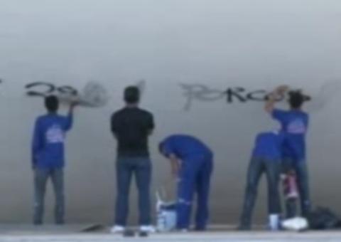 Pichadores escrevem "Porcos!" na cúpula da Câmara
