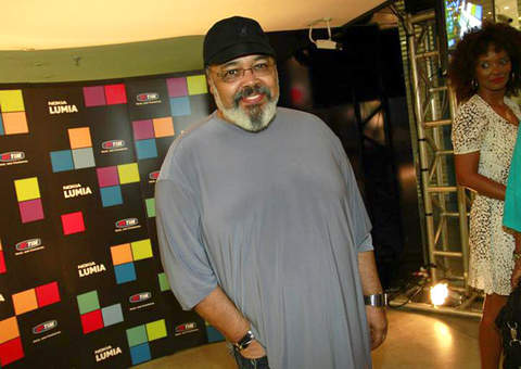 Jorge Aragão fica sem voz em show e preocupa fãs