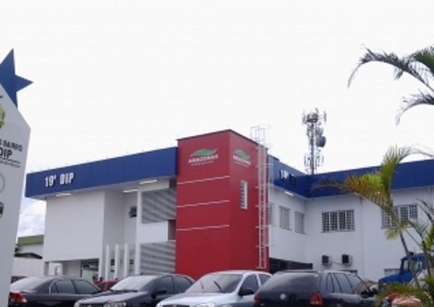  Homem empurrado contra porta de vidro sofre cortes no pescoço e morre