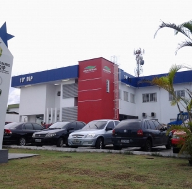  Homem empurrado contra porta de vidro sofre cortes no pescoço e morre