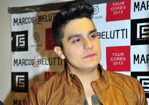 Luan Santana aparece com novo penteado