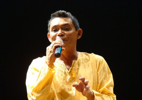 Serginho Queiroz faz apresentação com voz e violão