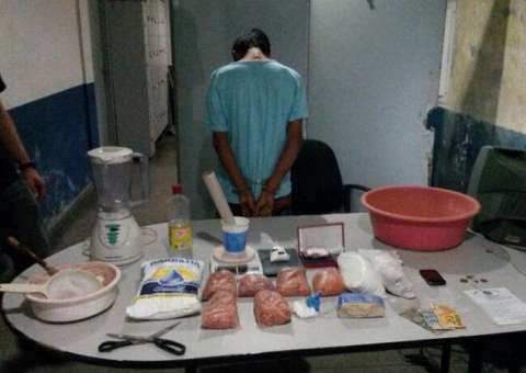 ADOLESCENTE FLAGRADO COM LABORATÓRIO DE DROGAS