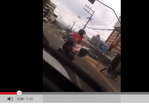 Bebaço do carnaval, homem dorme na moto
