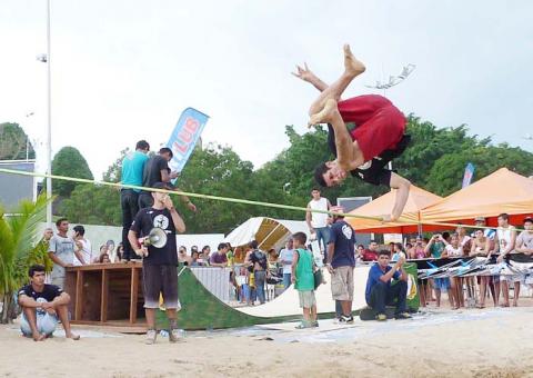 Domingo é marcado por esportes radicais na Ponta Negra