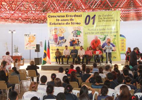 Governo concurso escolar para difundir o Estatuto da Pessoa Idosa