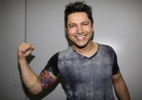 Namorado da ex-mulher de Zezé Di Camargo manda recado para o cantor