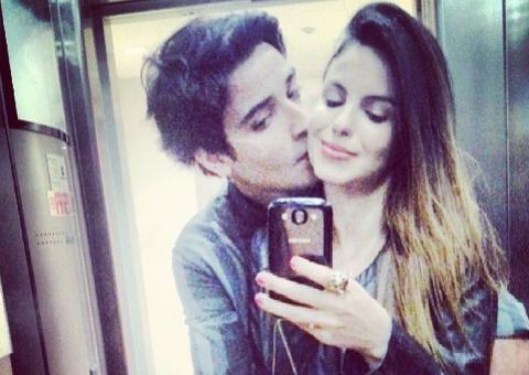  Sthefany Brito posa em clima de romance com namorado 