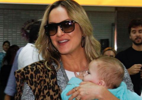 Claudia Leitte desmaia ao levar filho com queimadura para o hospital