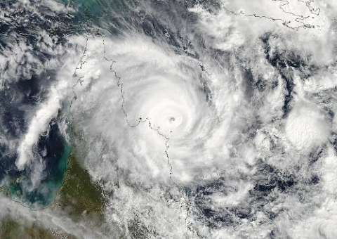 Ciclone Ita atinge litoral leste da Austrália, mas perde intensidade