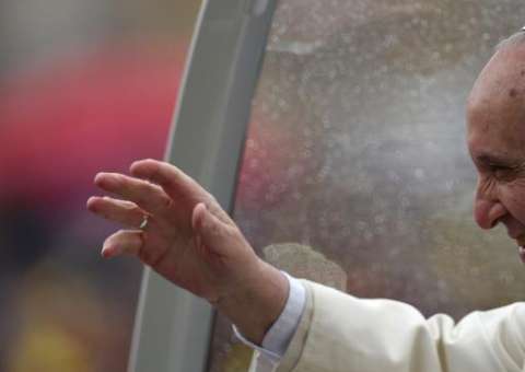 Padre argentino próximo do Papa sofre assalto violento