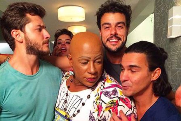 Após separação, Joaquim Lopes aparece sorridente ao lado dos colegas de elenco