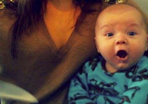 Reação de um bebê ao tomar sorvete pela primeira vez