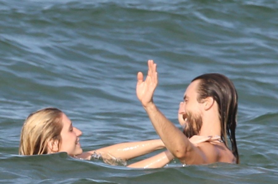 Antes de show, Ke$ha curte praia brasileira com namorado