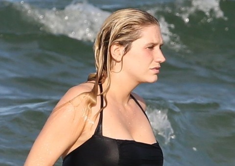 Antes de show, Ke$ha curte praia brasileira com namorado