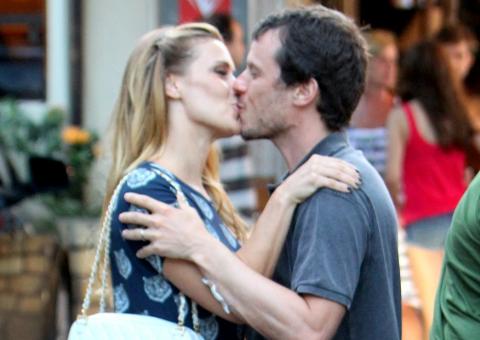 Carolina Dieckmann mantém o romance em dia